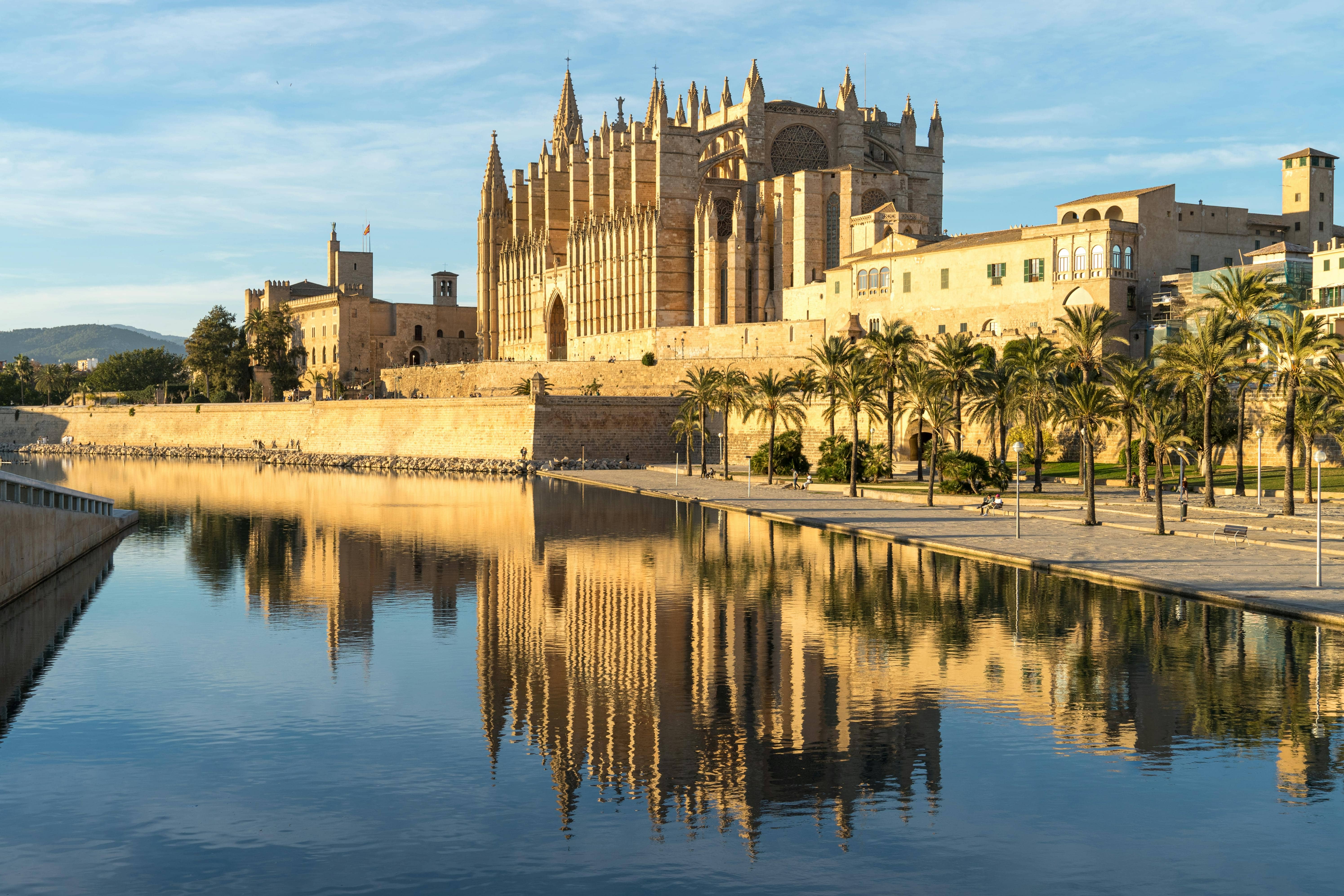 A Palma de Mallorca-i katedrális tükröződik a folyóban a naplementében