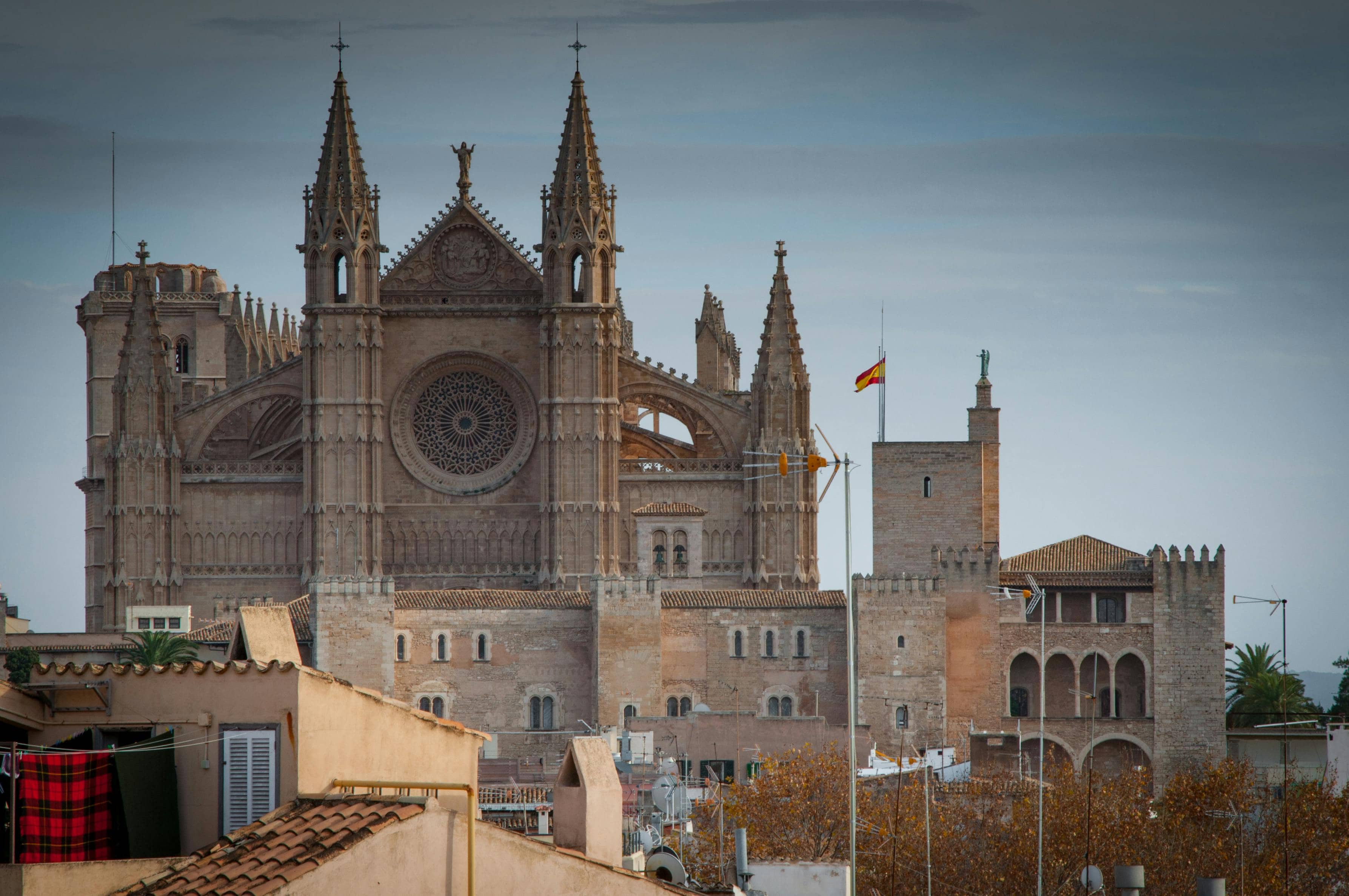 Die Kathedrale von Mallorca, Frontalansicht bei Dämmerung