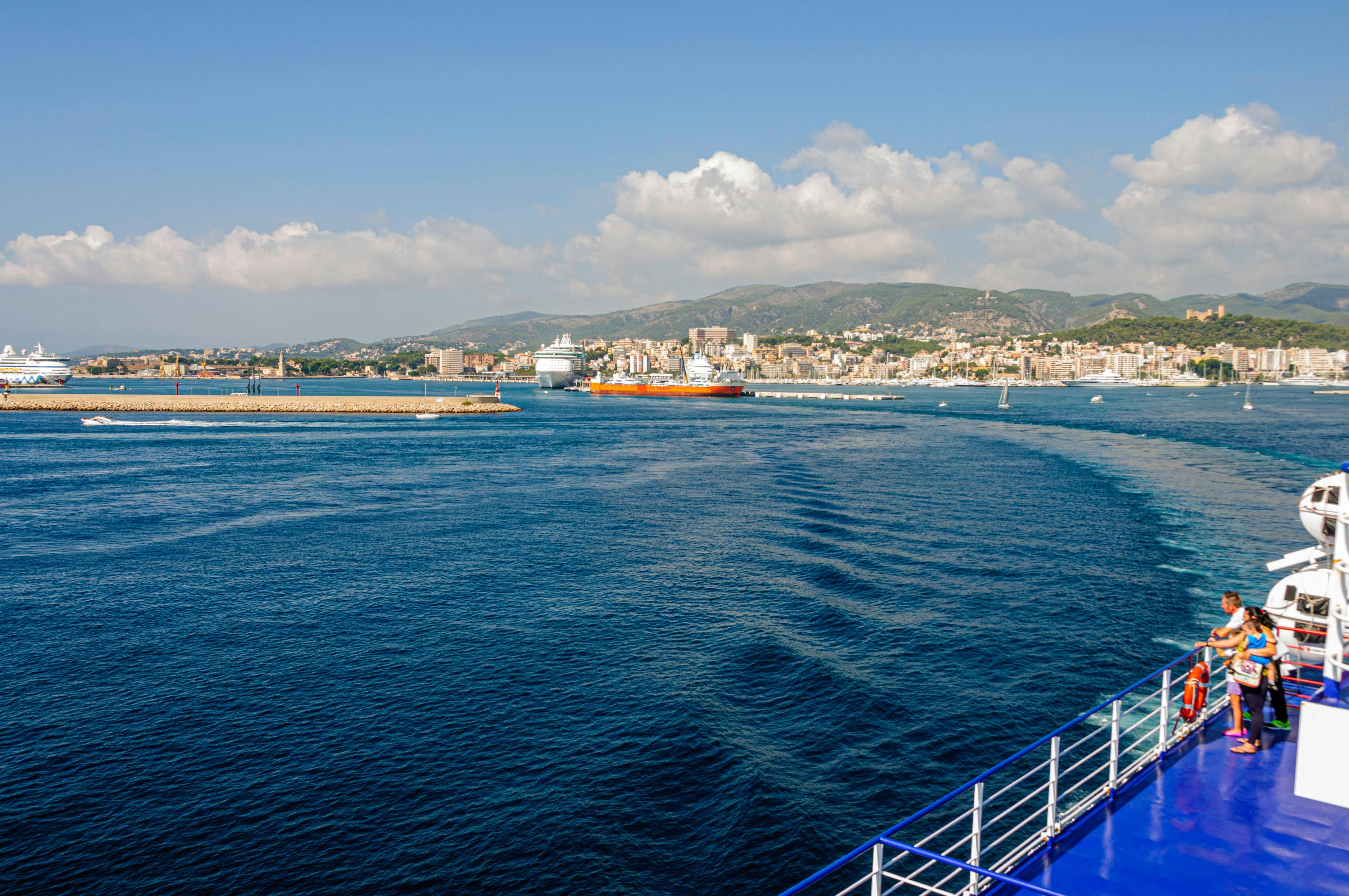 Uitzicht over de zee naar Palma de Mallorca vanaf een schip