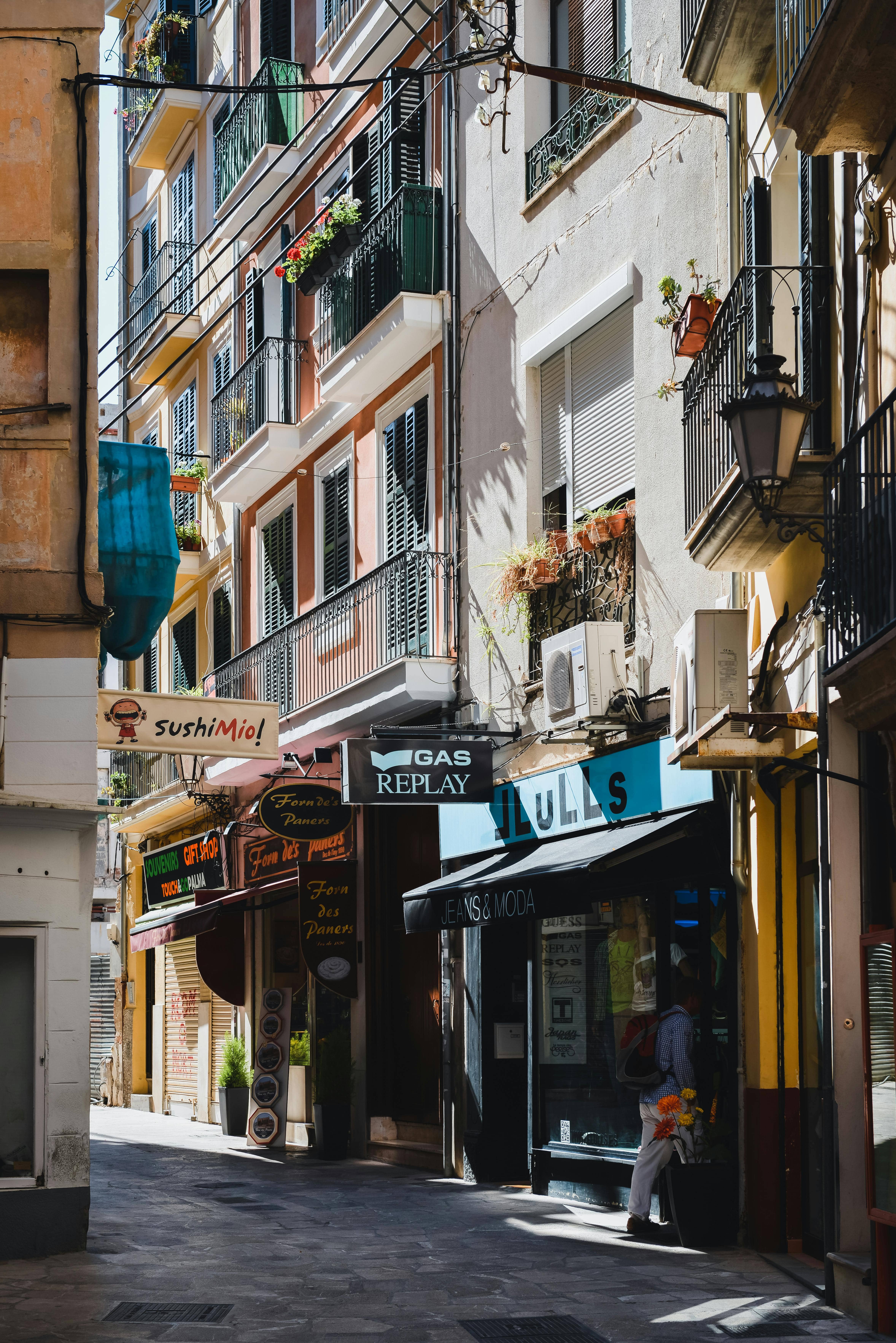 Pequeños comercios en pequeñas calles de Palma de Mallorca