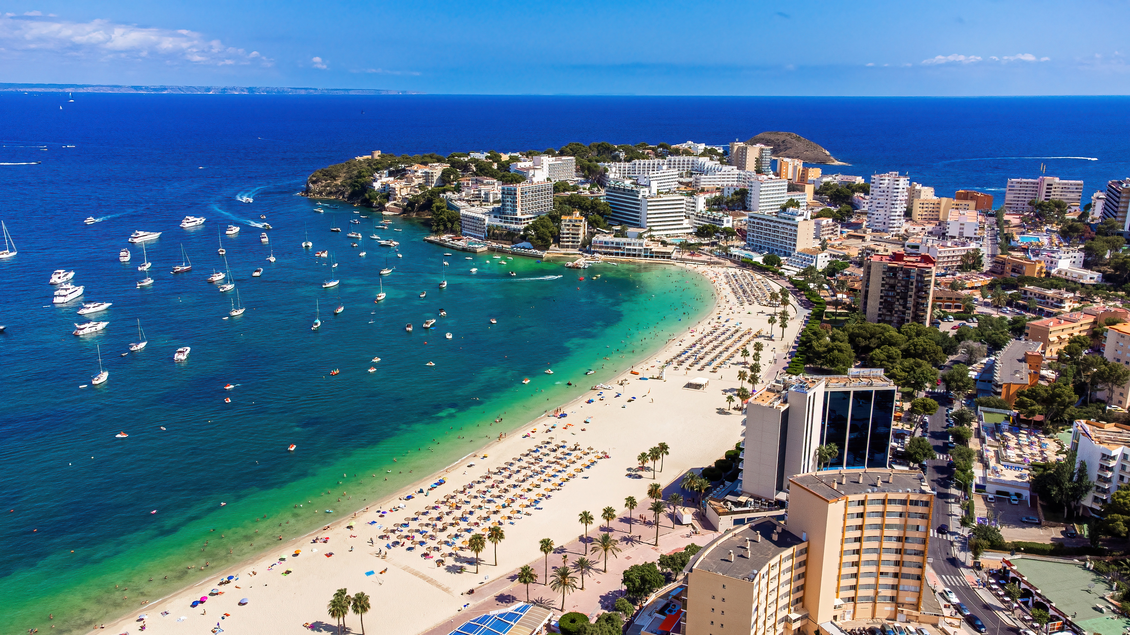 Magaluf ragyogó napsütésben, kilátással a tengerre és a strandra a magasból