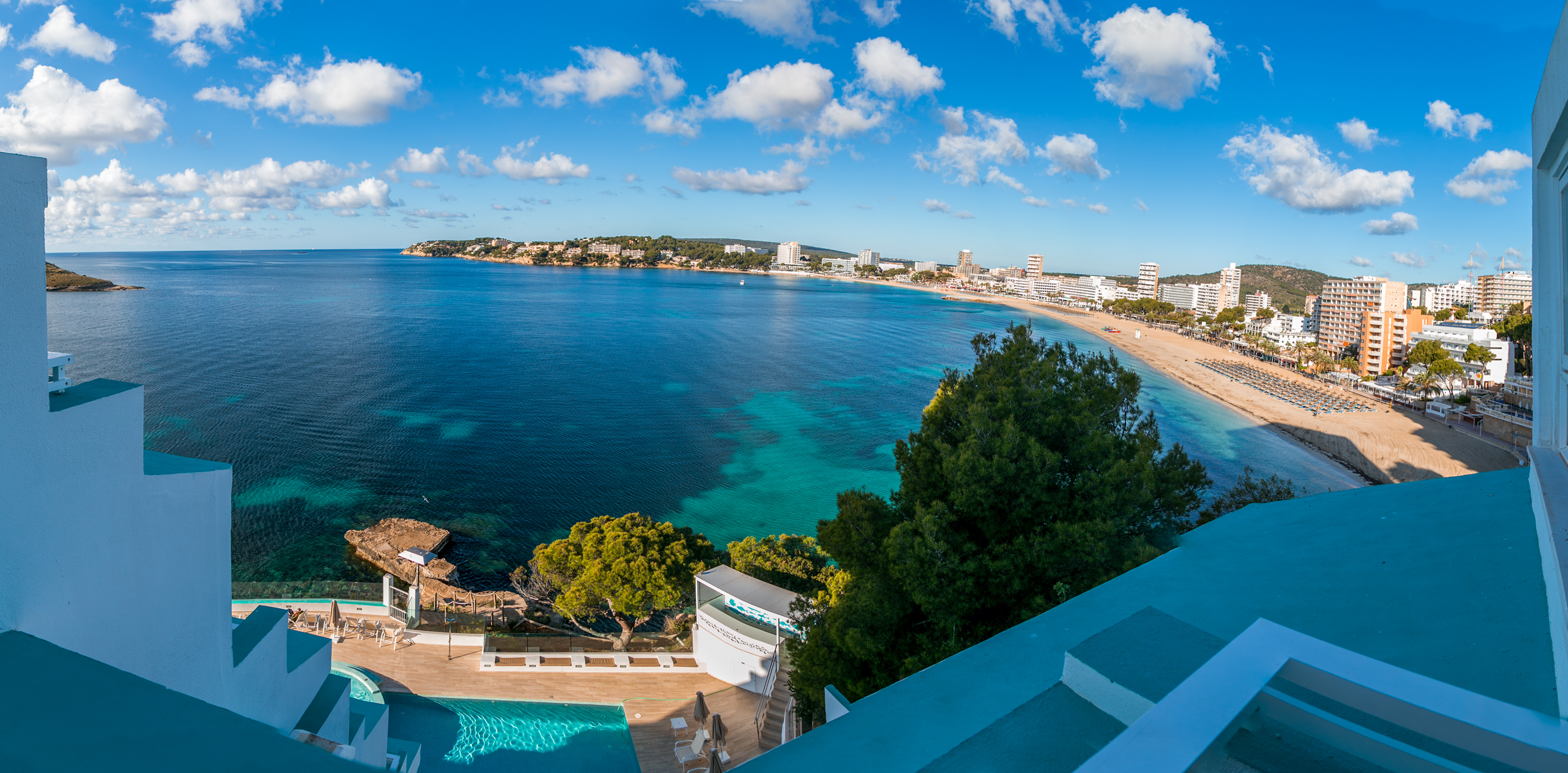 Blick von einem Balkin in einem Hotel, über die Bucht in Magaluf