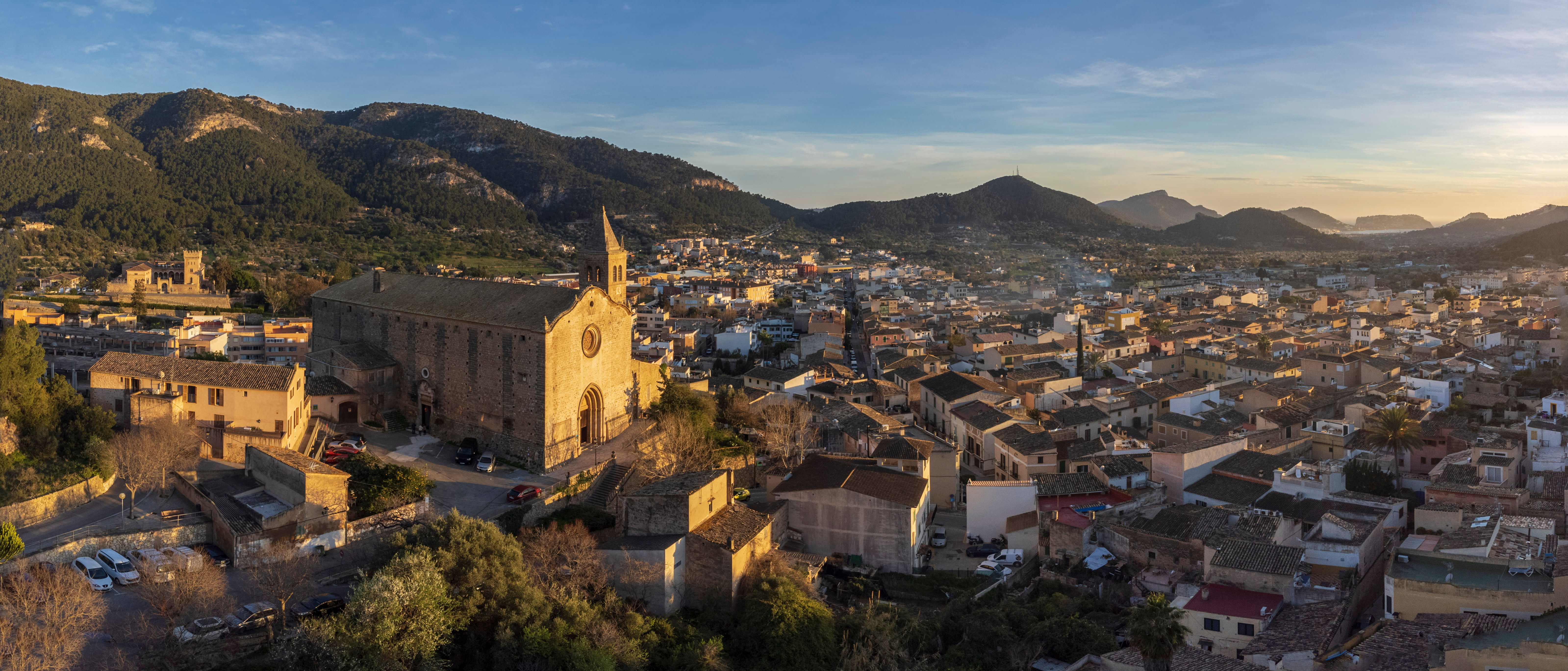 A Santa Maria templom Andratx városában a naplementében