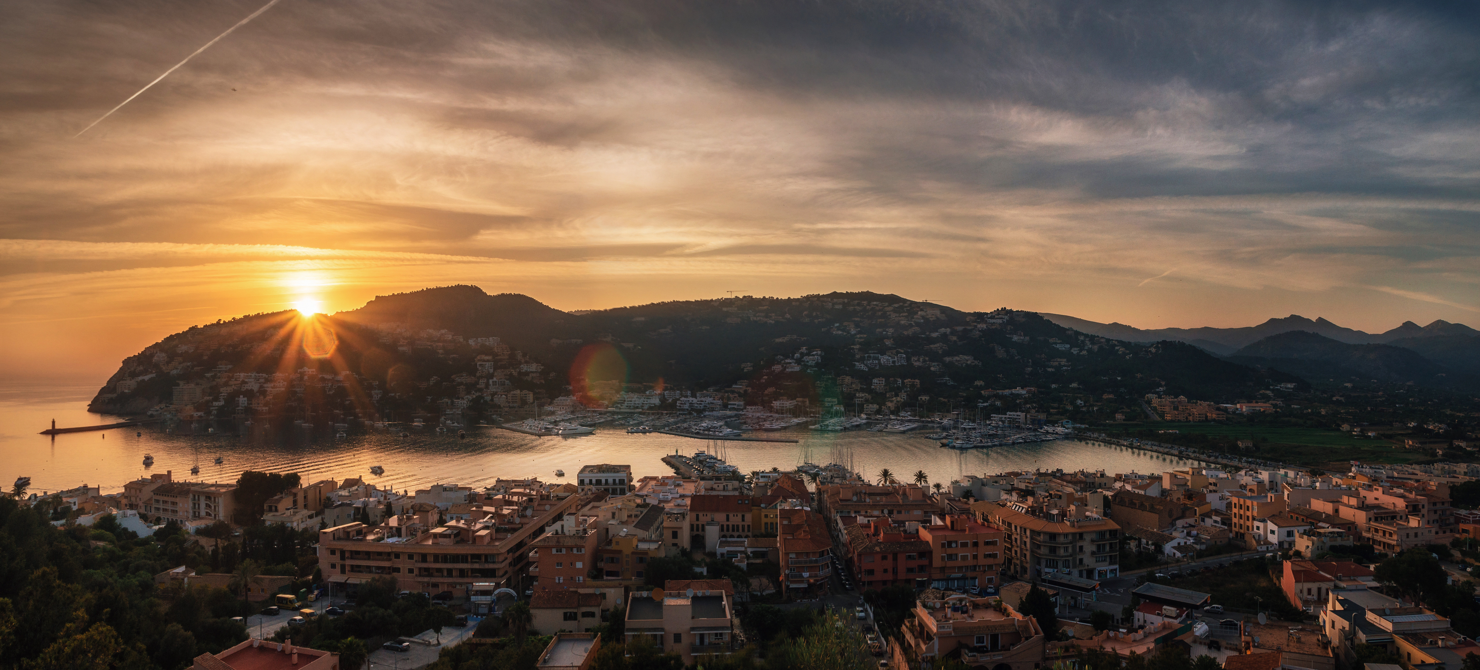 Porto d'Andratx de cima ao pôr do sol com reflexo da lente