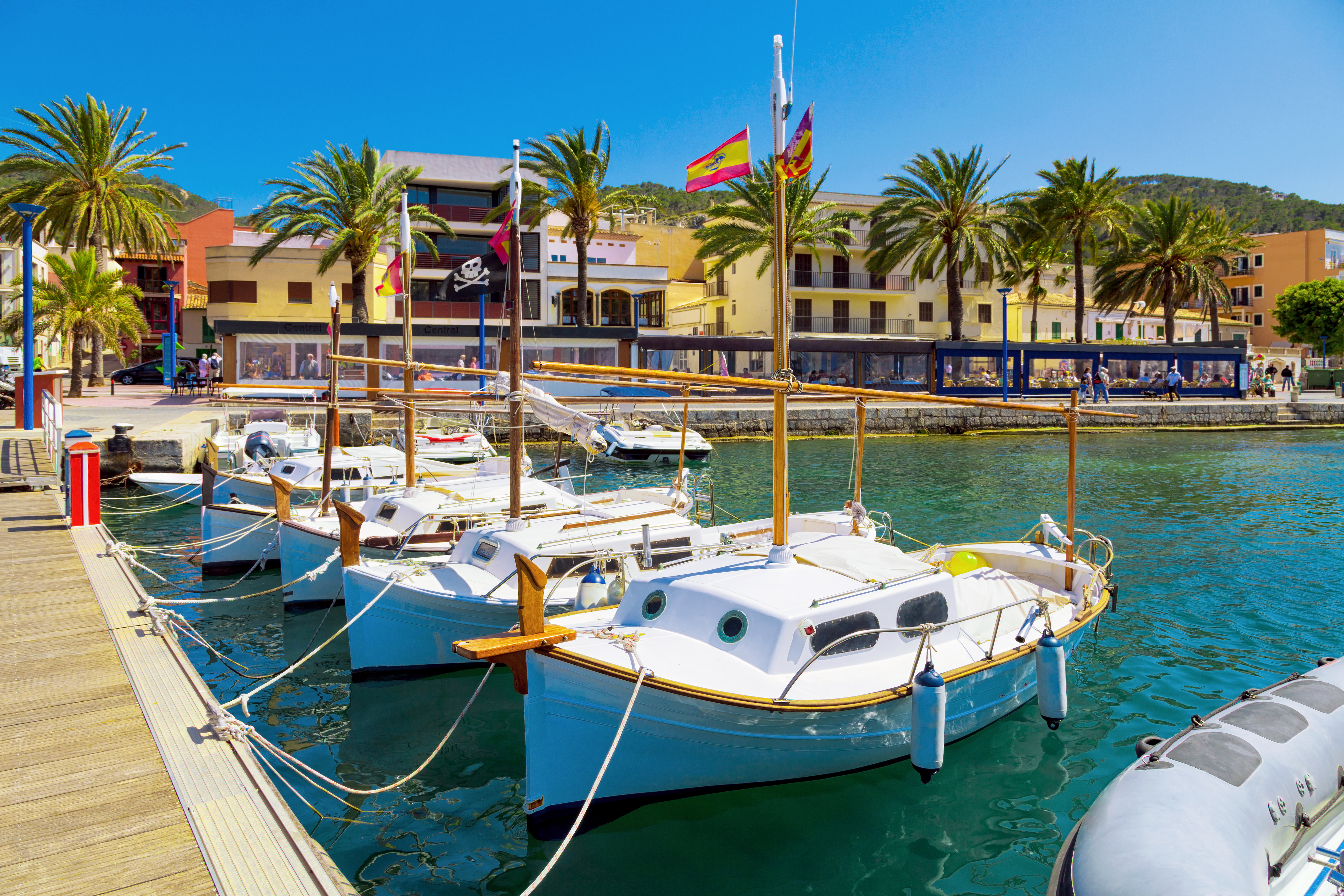 Petits bateaux avec des drapeaux espagnols dans le port d'Andratx